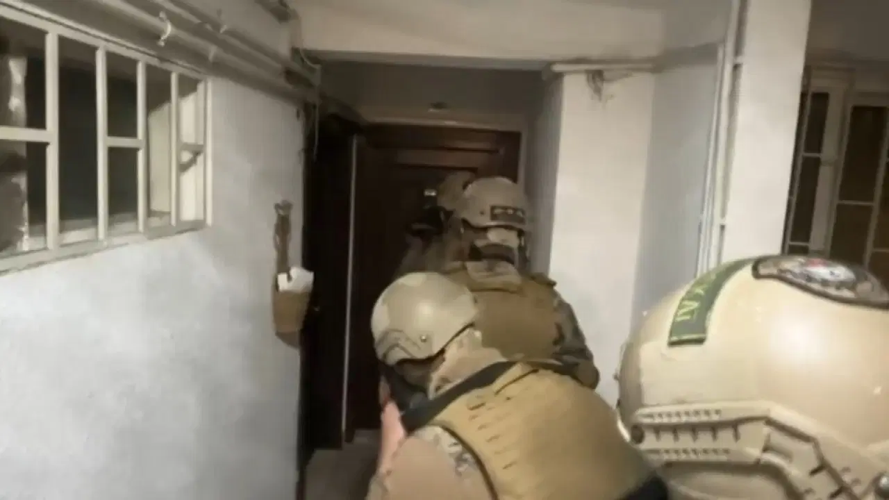 Sahte belgelerle ikamet izni aldıran şüphelilere operasyon: 31 gözaltı