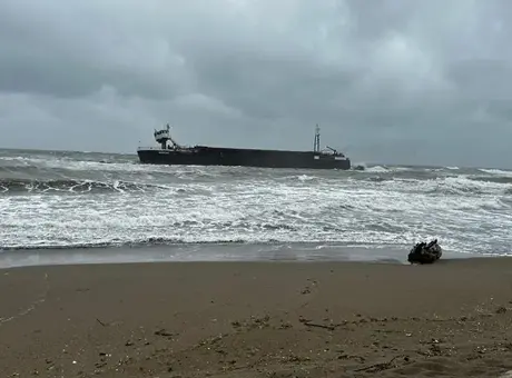 Sakarya'da kargo gemisi karaya oturdu! 8 mürettebat için kurtarma çalışmaları başlatıldı