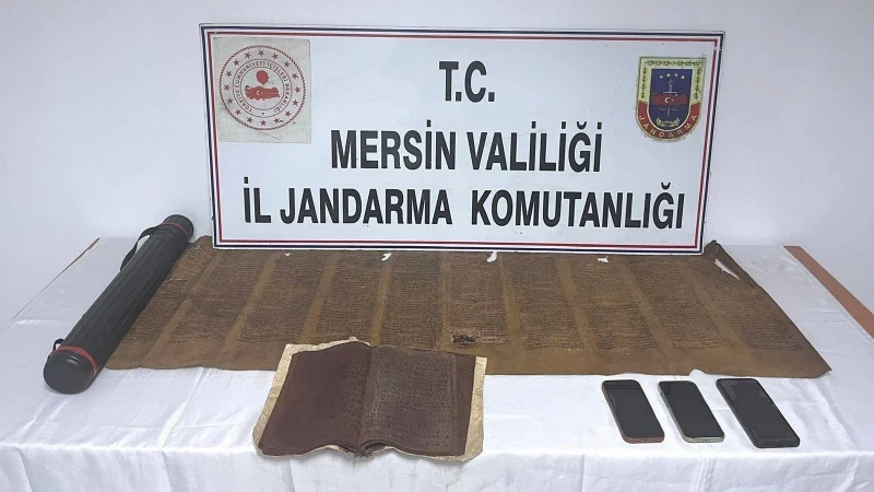 Satışa çıkaracaklardı: Araçta 24 sayfalık Tevrat ve el yazması levha ele geçirildi