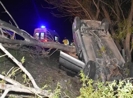 Sivas’ta korkunç kaza! Ağaca çarpıp devrilen araçta 1 kişi öldü, 4 kişi yaralandı