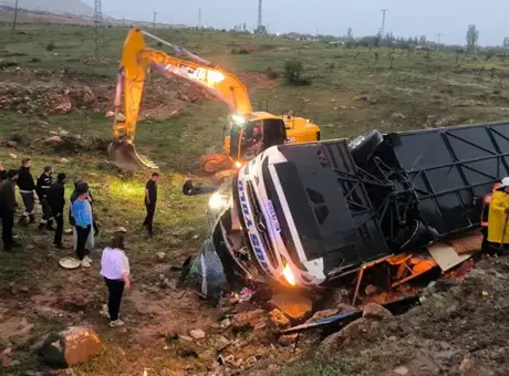 Son dakika haberler: Malatya-Adıyaman yolunda yolcu otobüsü devrildi: 4 ölü, 15 yaralı