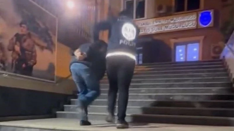 Sosyal medyada polis yeleğiyle yayın yapan kişi gözaltında