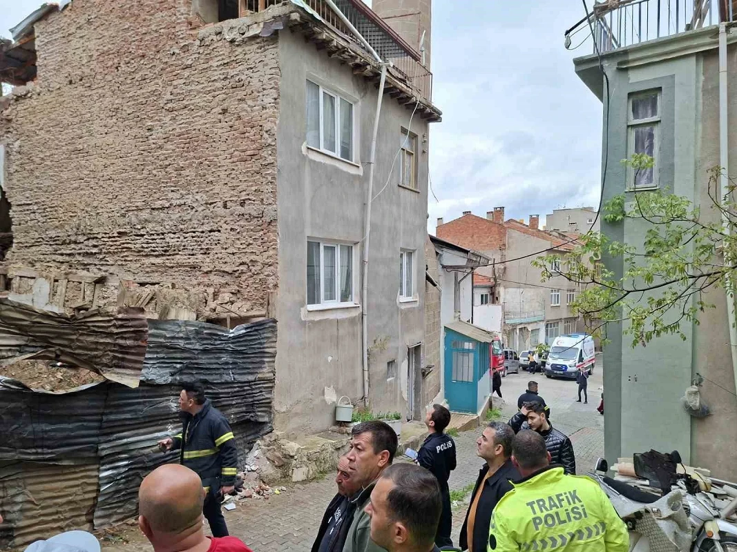 Yaşlı kadının yaşadığı 2 katlı ahşap evde göçük meydana geldi