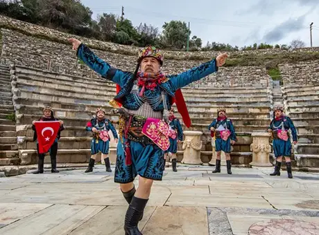 Yunanistan bu sefer de gözünü Türk yöresel danslarına dikti! 'Zeybek değil zeibekiko'